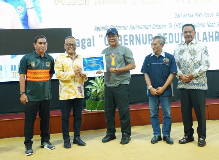 Teks foto. Ketua PWI Pusat Atal S Depari saat memyerahkan Penghargaan tertinggi kepada Paman Birin disaksikan Ketua DPRD H Supian HK, Ketua Siwo PWI Pusat dan Ketua PWI Kalsel.